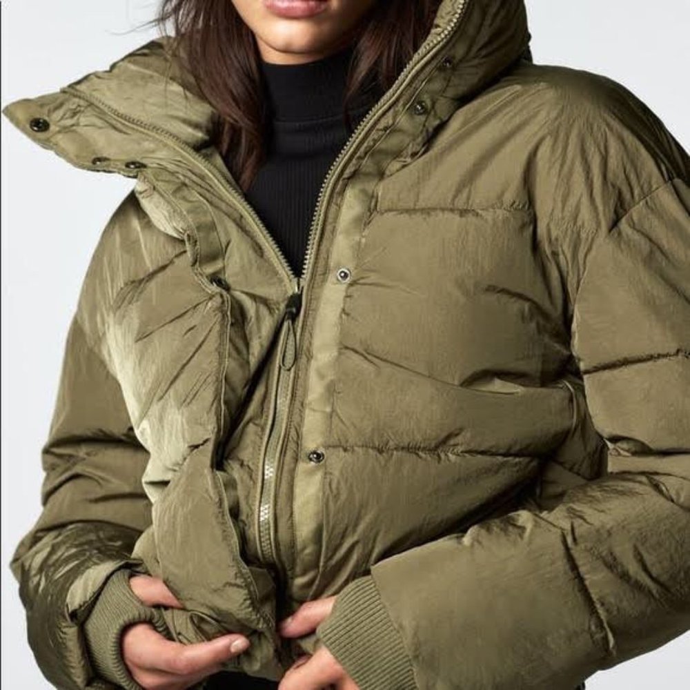ZARA CROPPED GREEN PUFFER SIZE M/L